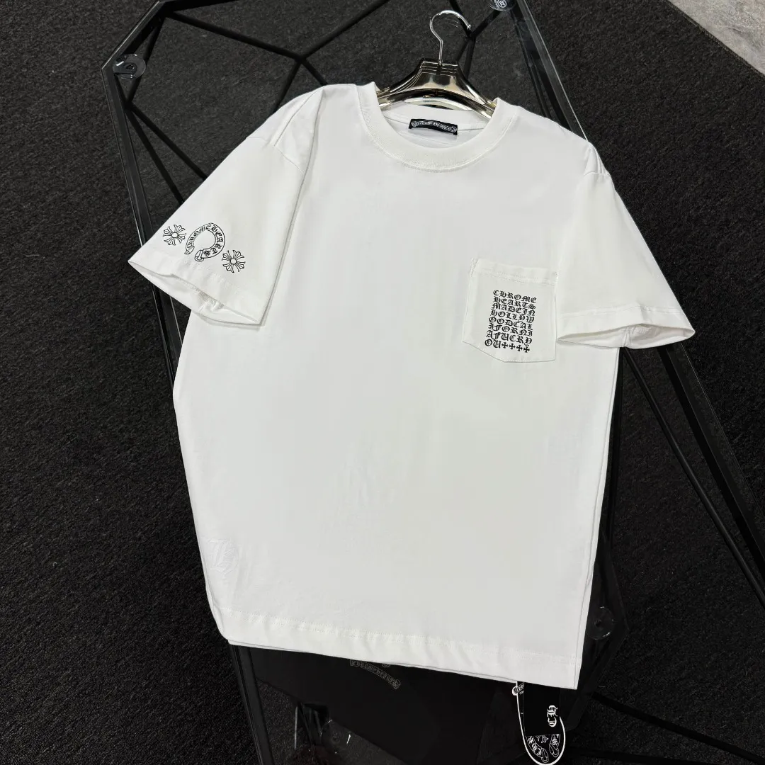P170 Chrome Hearts Chrome Hearts 25 high-end versions. The fabric is made of 300 grams of high-density pure cotton. It does not deform or shrink. It has three labels. It is the same style for men and women. Technology: Digital printing. Color: White. Black. SIZE: S-XL.